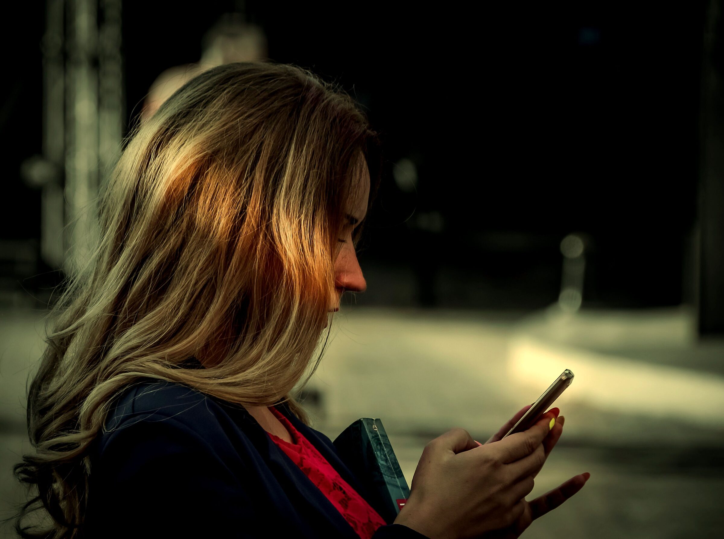 A woman glancing at a personalized video message that just reached her phone